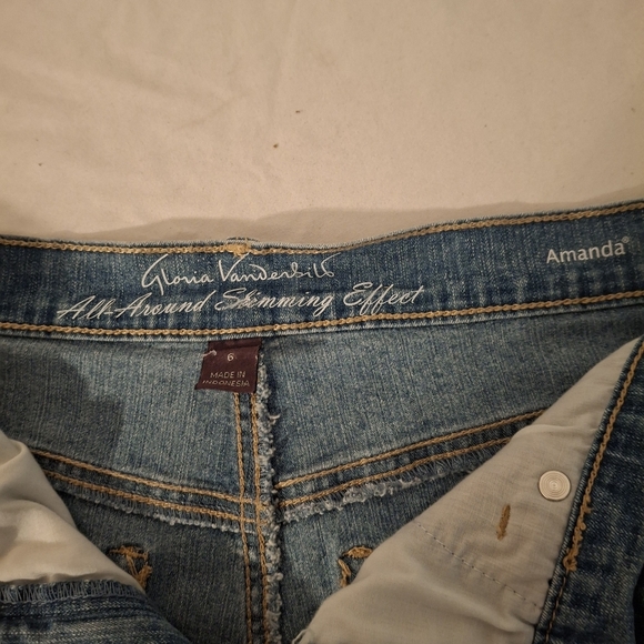 Gloria Vanderbilt Women's Blue Denim Shorts With Floral Embroidery - Picture 6 of 9